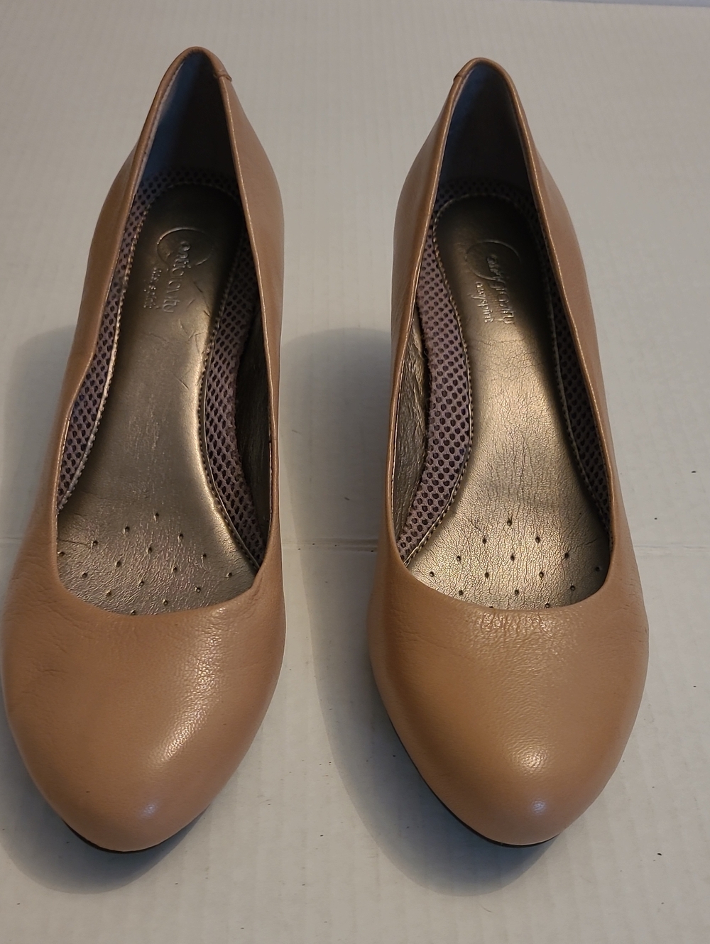 Easy Spirit Women’s Tan Round-Toe Leather Heels